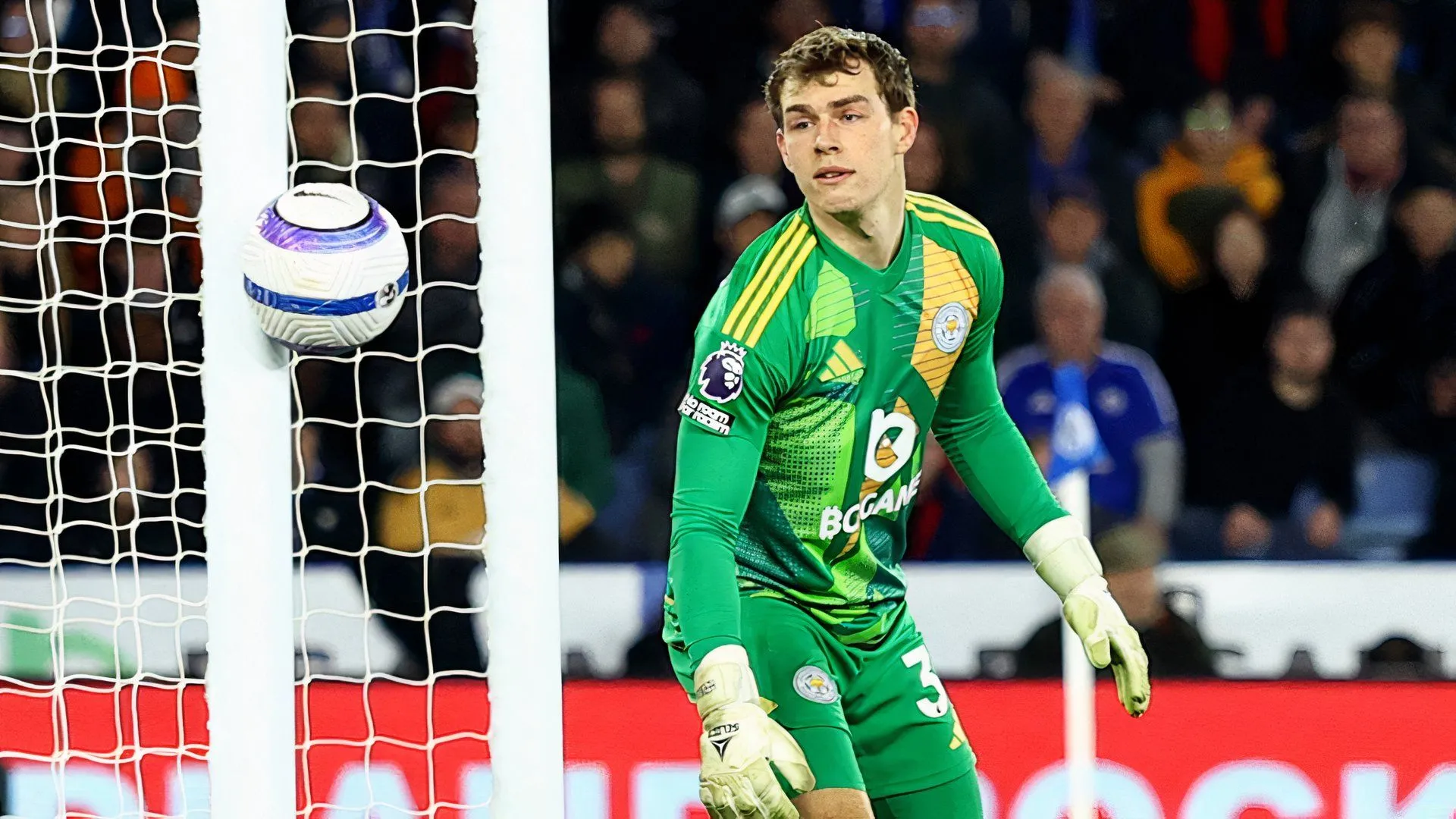 Thủ môn Mads Hermansen của Leicester City đang thực hiện pha phát bóng