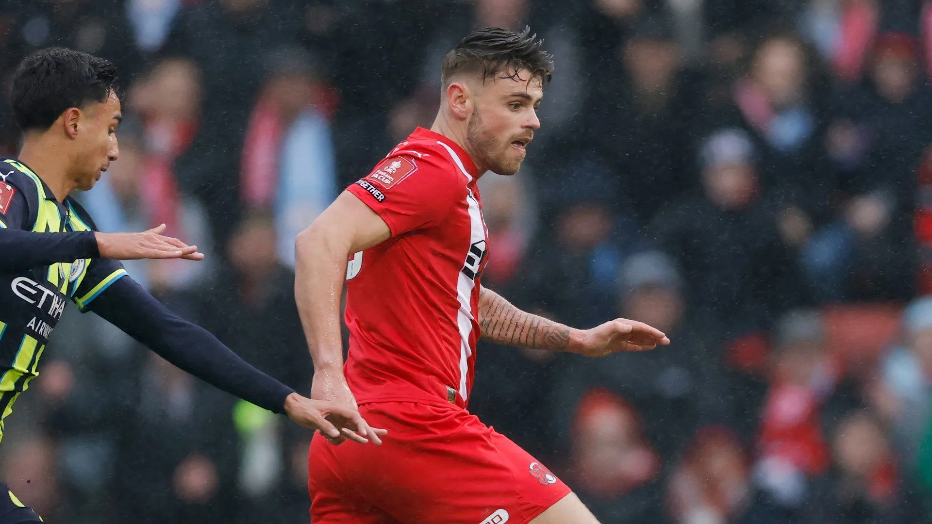 Tiền đạo Charlie Kelman thi đấu bùng nổ trong màu áo Leyton Orient ở League One