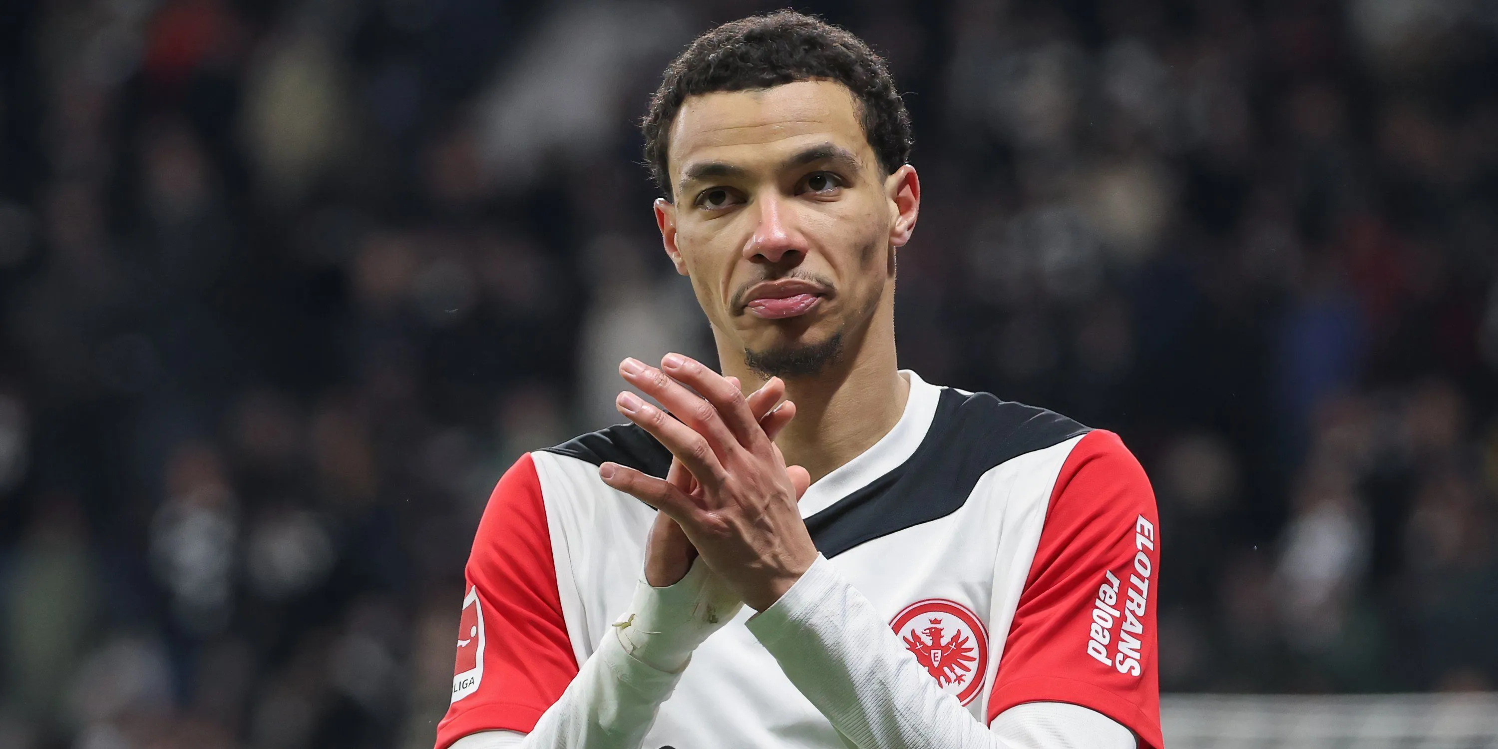Tiền đạo Hugo Ekitike vẫy chào người hâm mộ Eintracht Frankfurt sau một mùa giải ấn tượng, thu hút sự chú ý từ các câu lạc bộ bóng đá Anh.