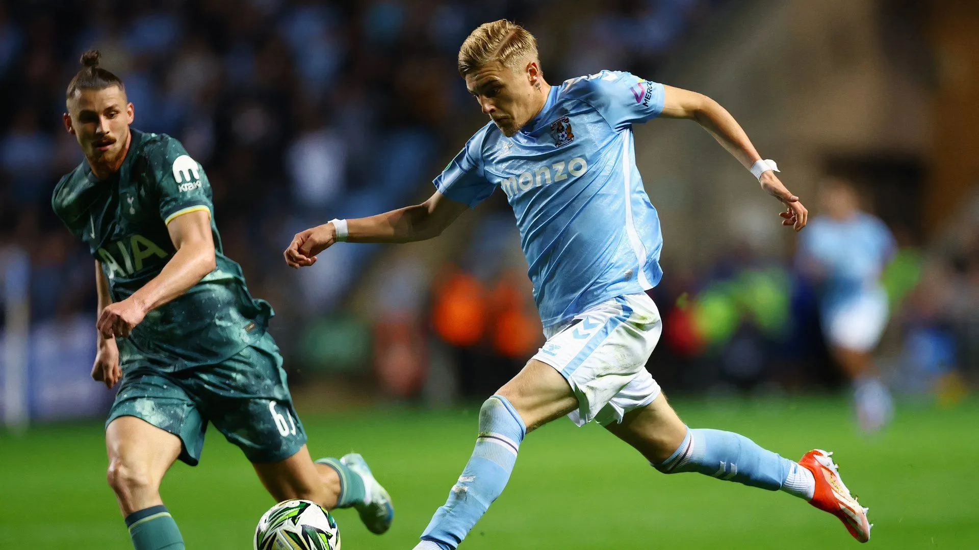 Tiền đạo Norman Bassette của Coventry City trong màu áo câu lạc bộ, được kỳ vọng sẽ ra sân nhiều hơn qua hợp đồng cho mượn.