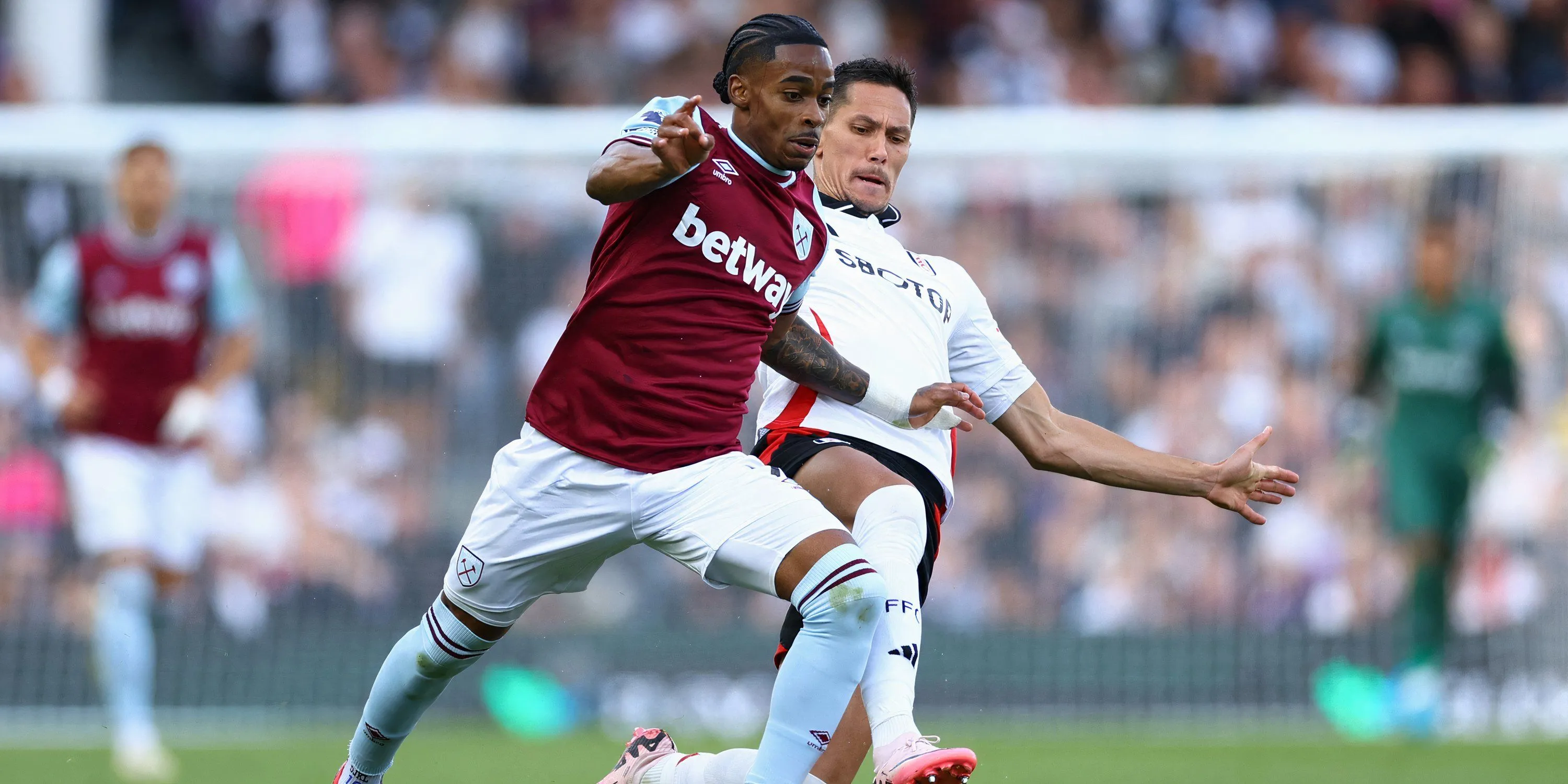 Tiền vệ cánh Crysencio Summerville thi đấu trong màu áo West Ham United