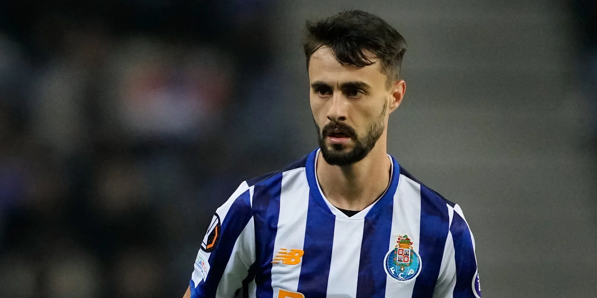 Tiền vệ Fabio Vieira trong màu áo Arsenal, người đang đối mặt với tương lai không chắc chắn tại Emirates.