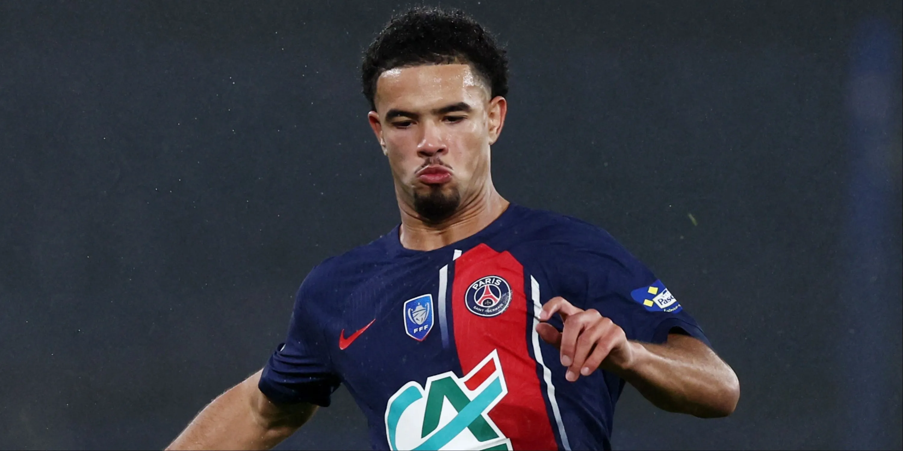 Tiền vệ Warren Zaire-Emery của Paris Saint-Germain trên sân cỏ