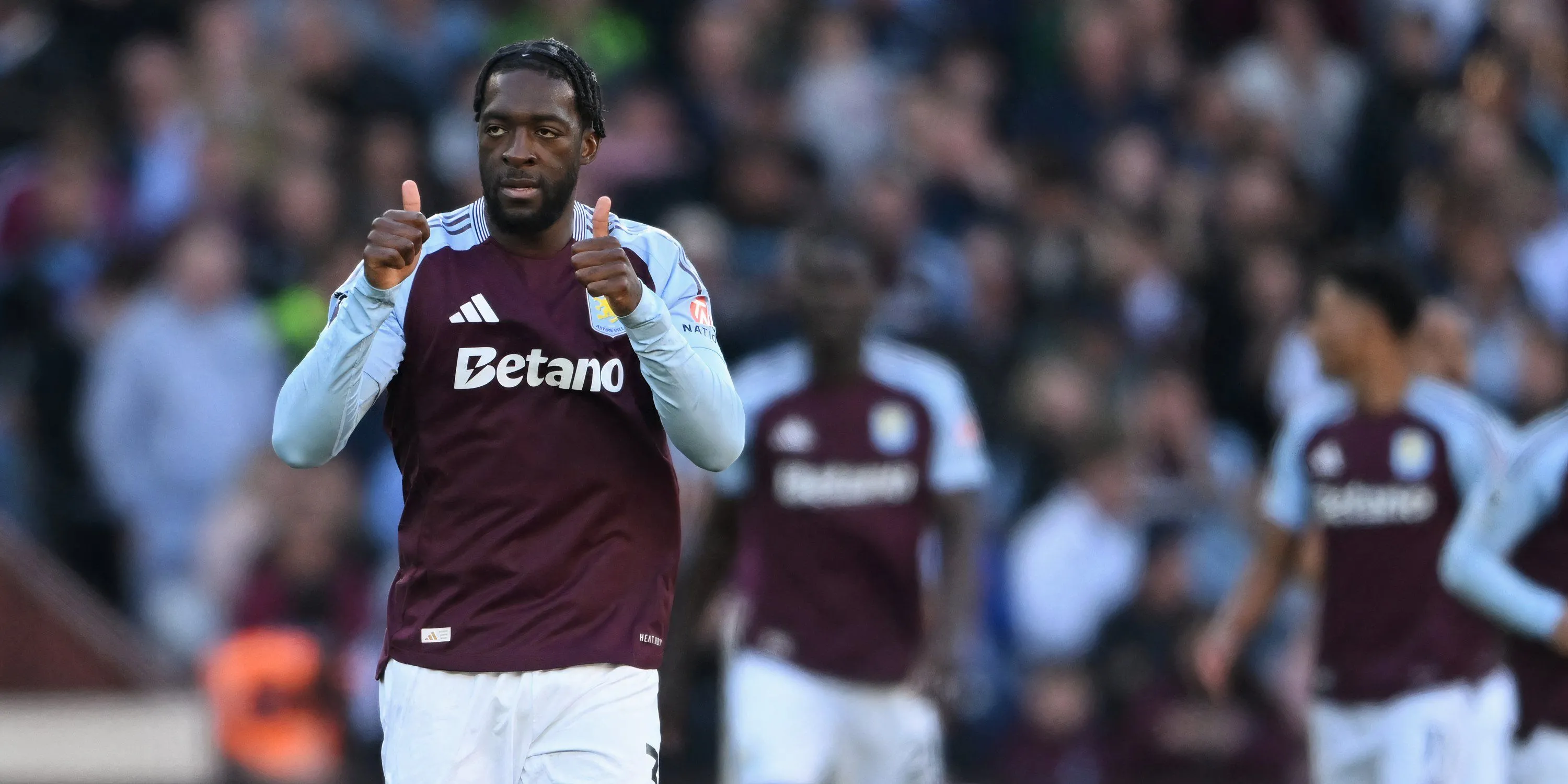 Trung vệ Axel Disasi trong màu áo Chelsea thi đấu tại Premier League