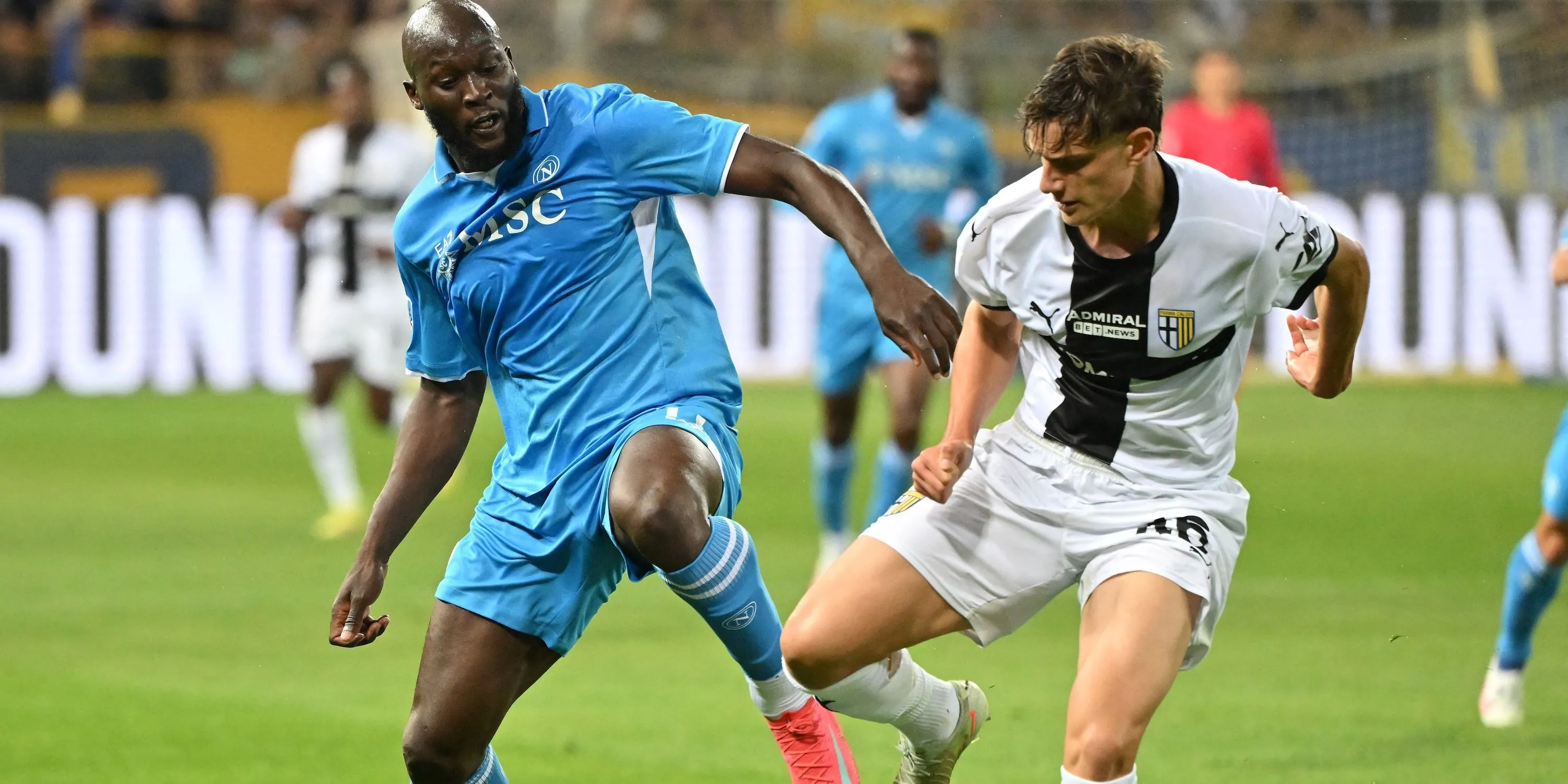 Trung vệ trẻ Giovanni Leoni của Parma trong pha tranh chấp với Romelu Lukaku
