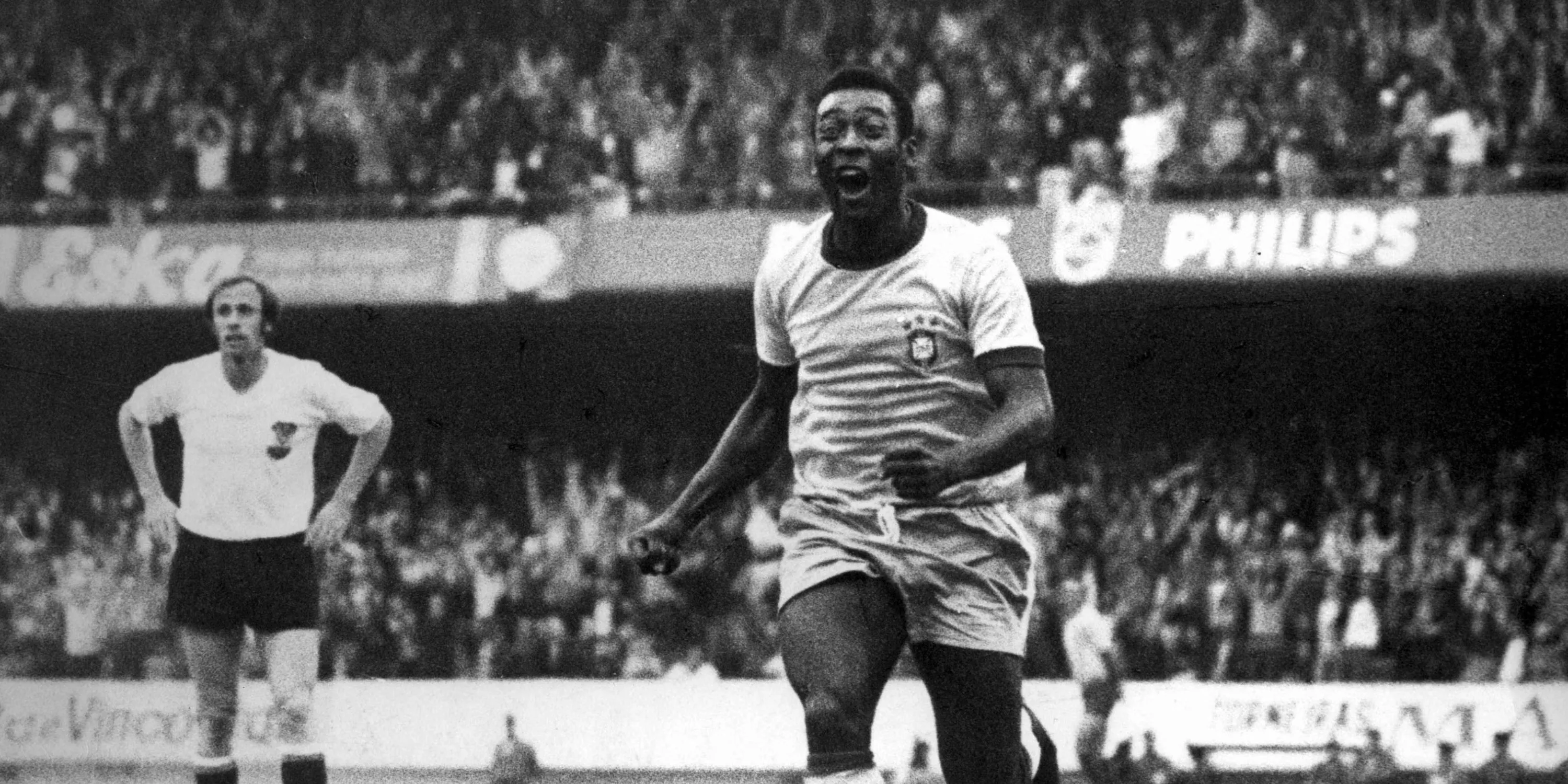 Vua bóng đá Pele ăn mừng trong màu áo New York Cosmos
