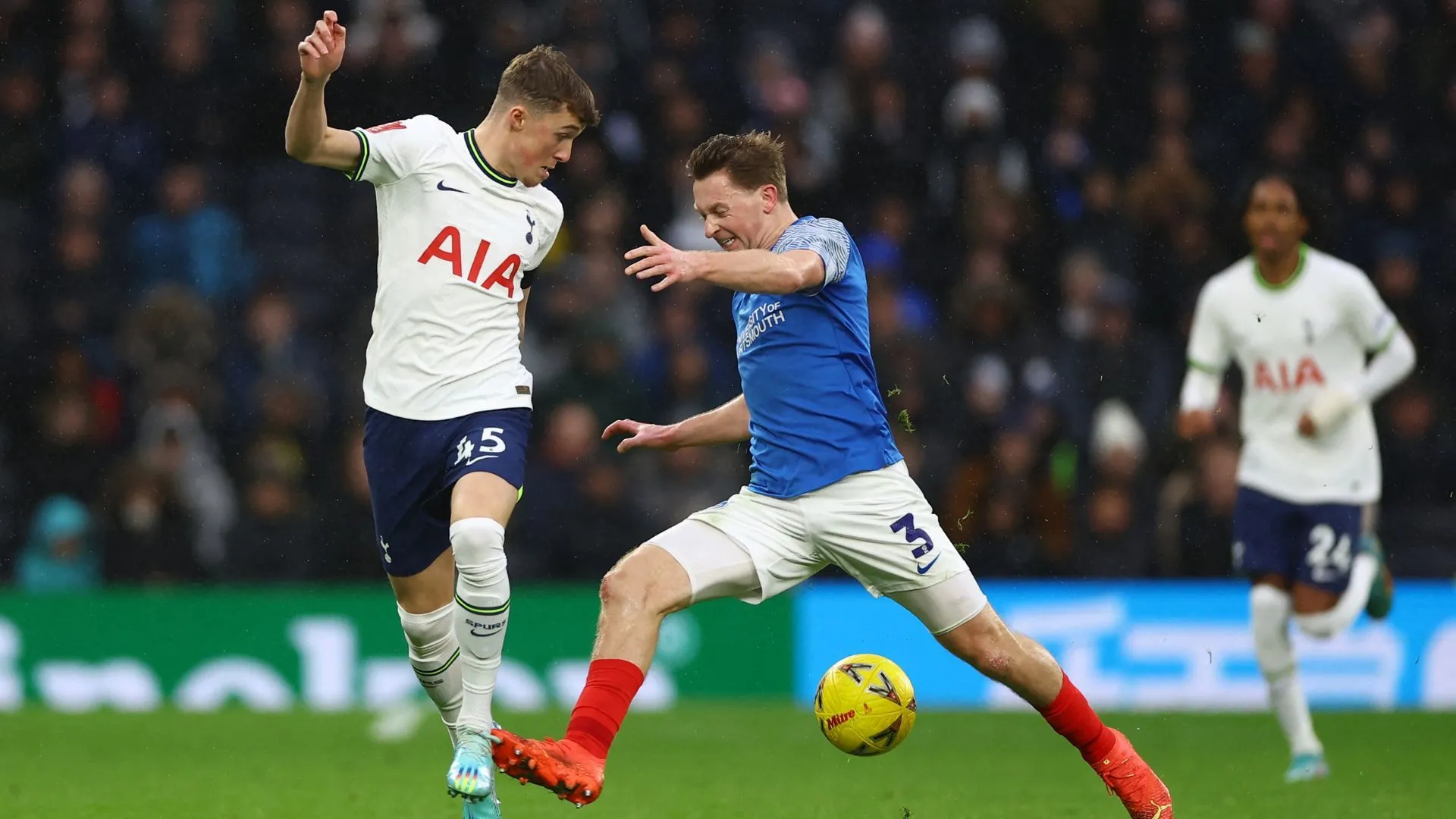 Alfie Devine với bóng trong trận đấu