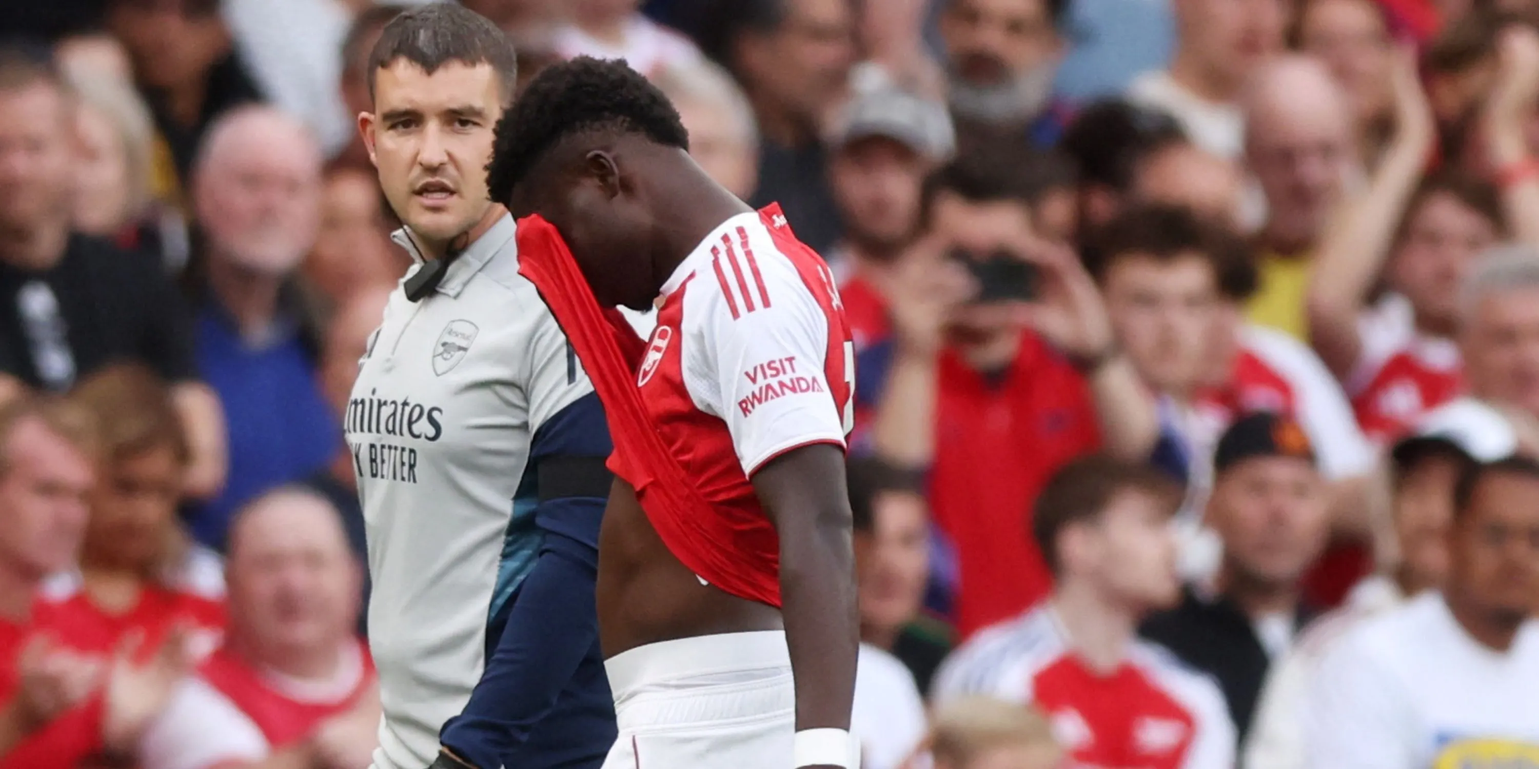 Bukayo Saka thất vọng rời sân sau khi dính chấn thương gân kheo ở trận đấu Premier League