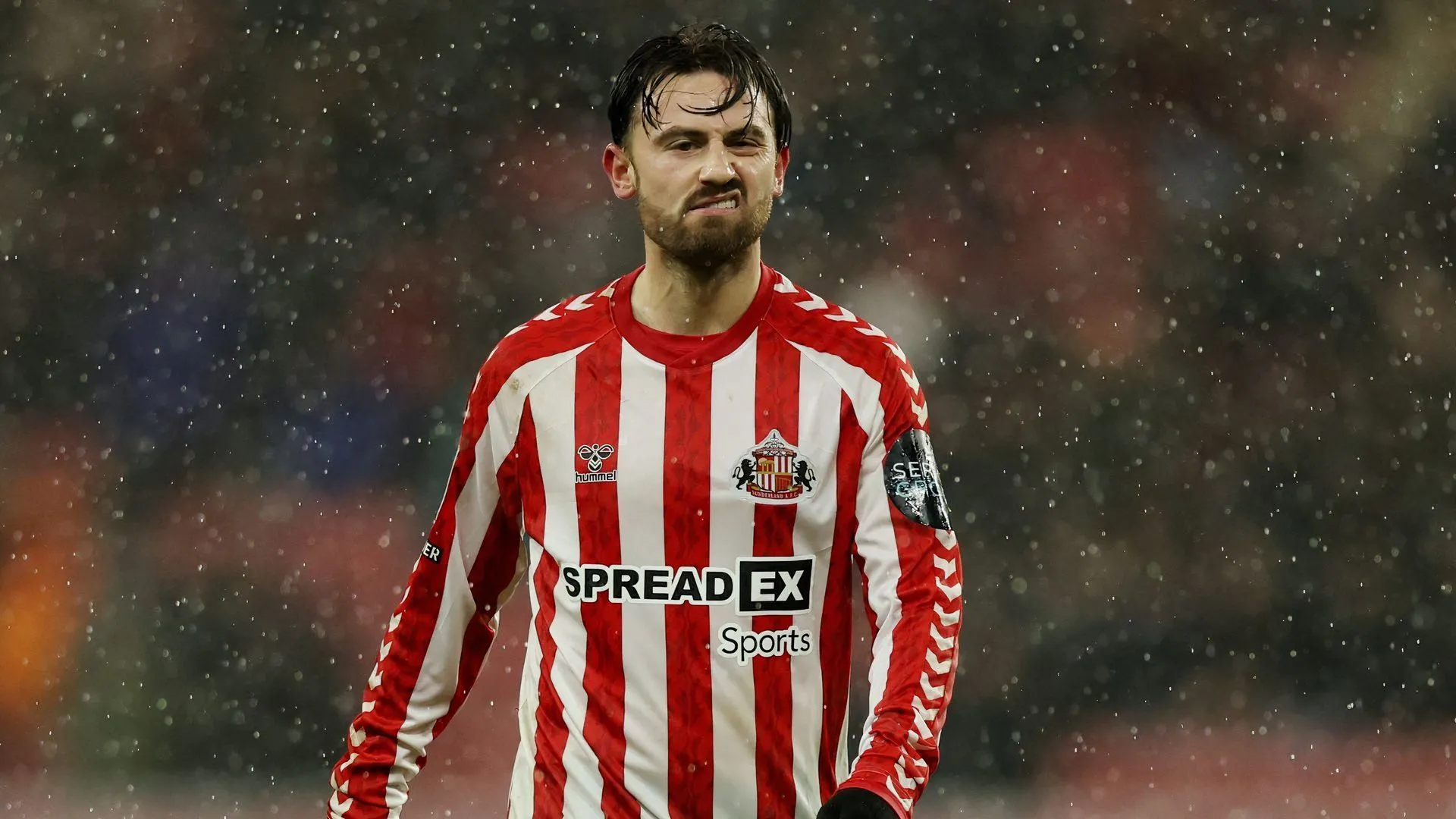 Cầu thủ chạy cánh Patrick Roberts trong màu áo Sunderland trên sân cỏ