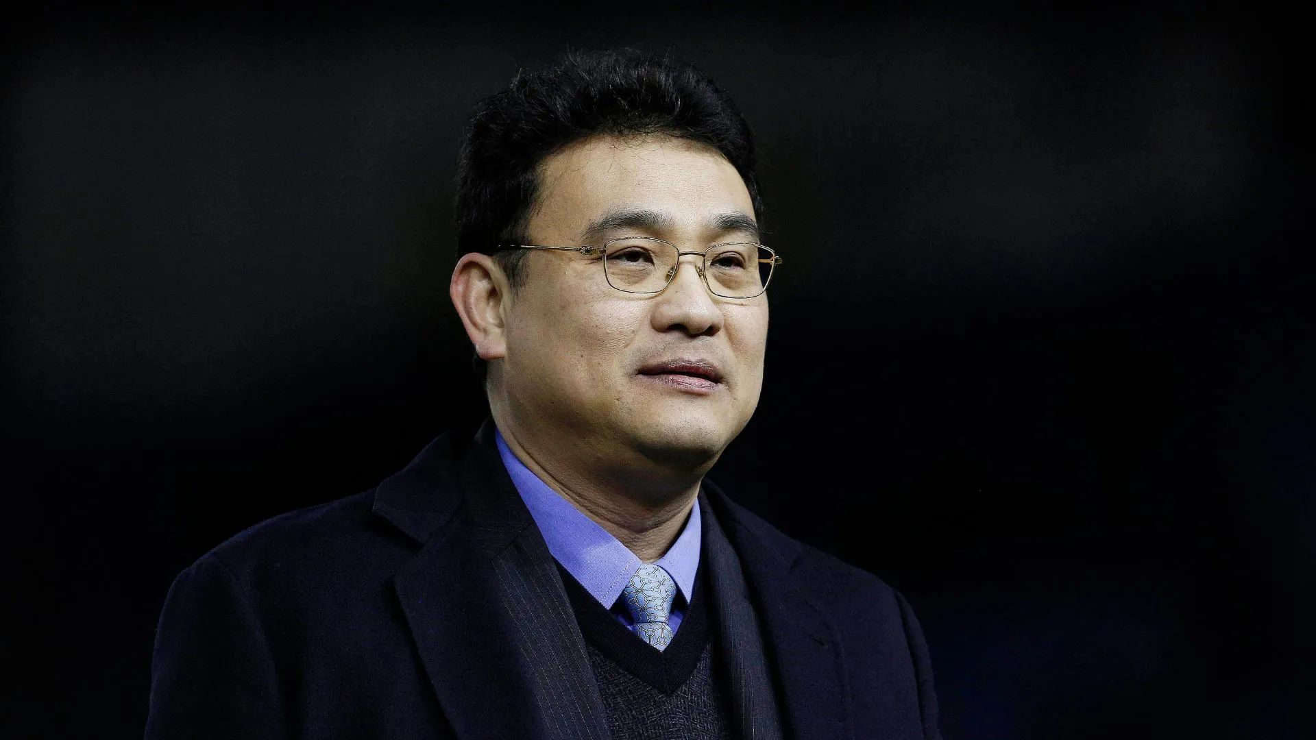 Chủ tịch Dejphon Chansiri của Sheffield Wednesday đối mặt áp lực từ người hâm mộ và cầu thủ.