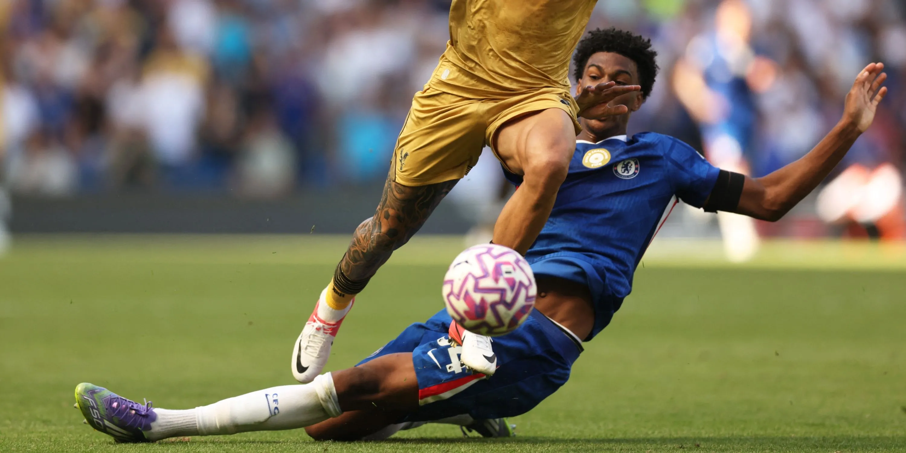 Hậu vệ trẻ Josh Acheampong trong màu áo Chelsea trên sân cỏ