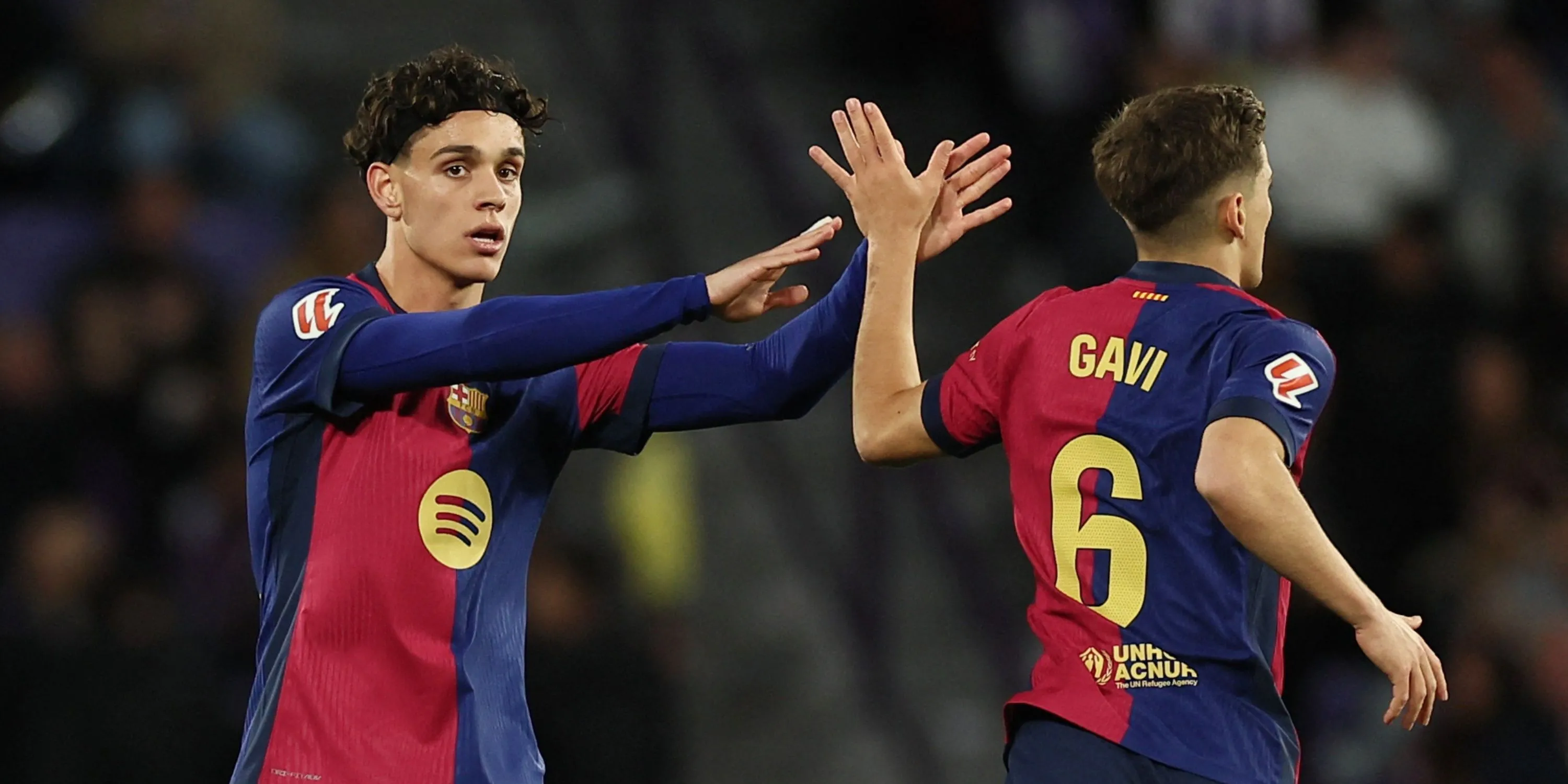 Hector Fort (trái) cùng đồng đội Gavi tại Barcelona, cầu thủ trẻ đang thu hút sự chú ý từ West Ham