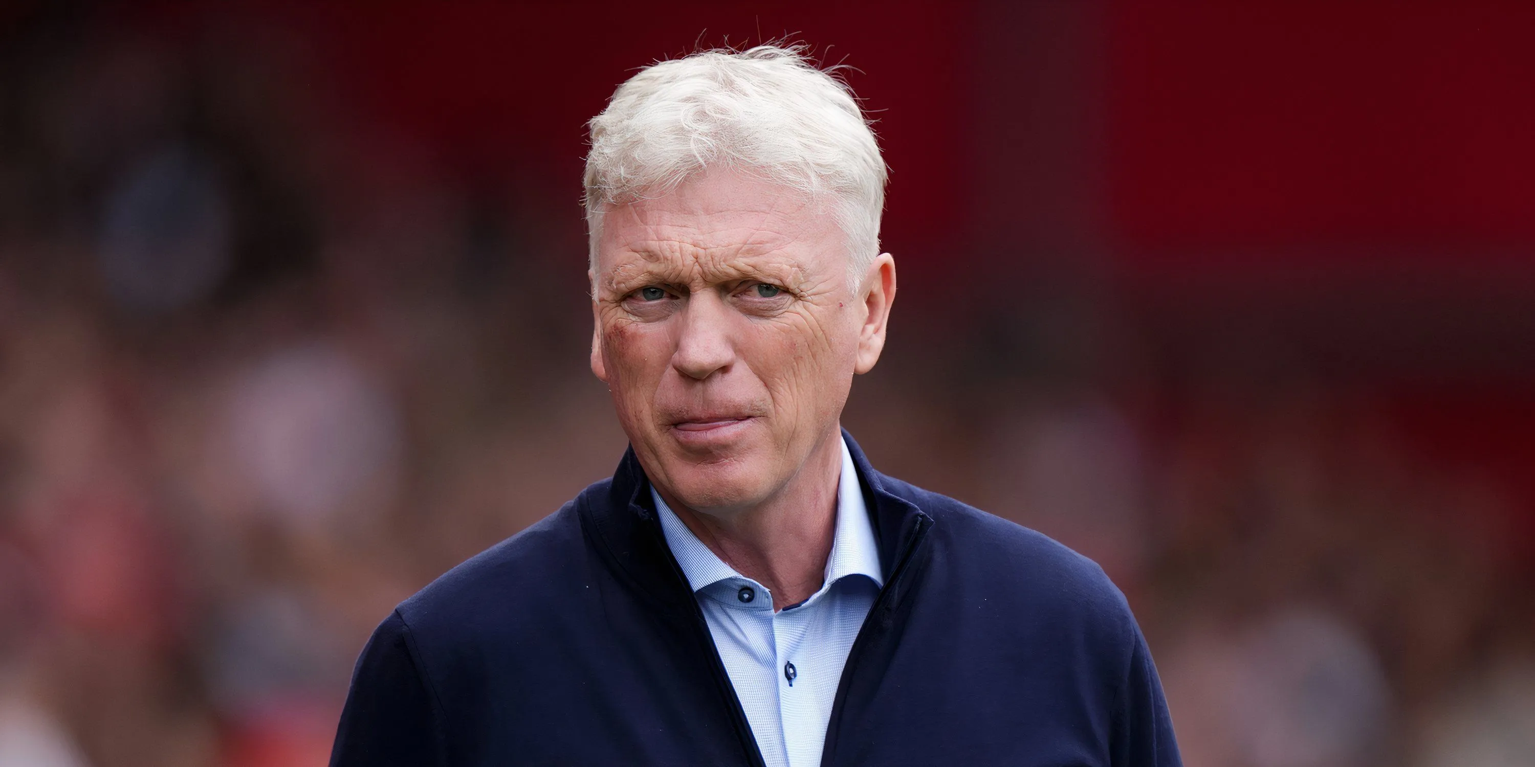 HLV David Moyes của Everton quan sát từ đường biên