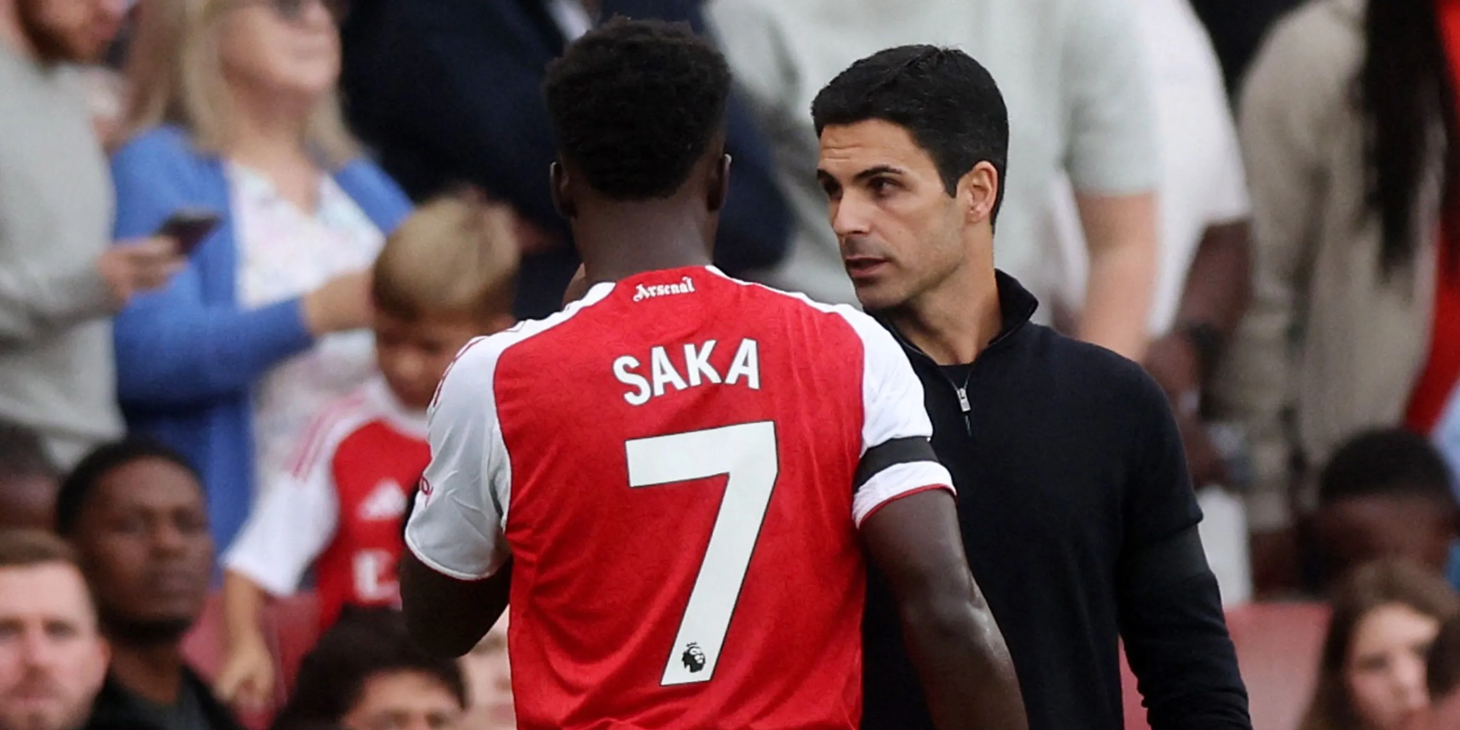 HLV Mikel Arteta động viên Bukayo Saka sau chấn thương trong trận Arsenal gặp Leeds