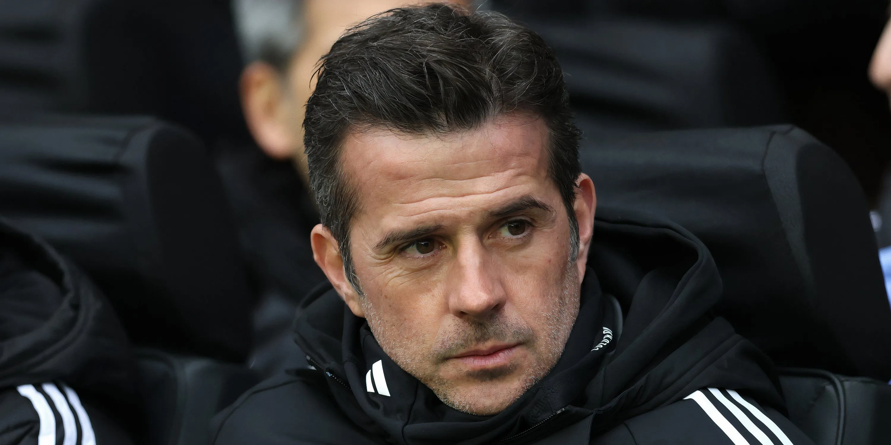 Huấn luyện viên Marco Silva của Fulham theo dõi từ khu vực kỹ thuật, suy tính chiến thuật và đội hình.