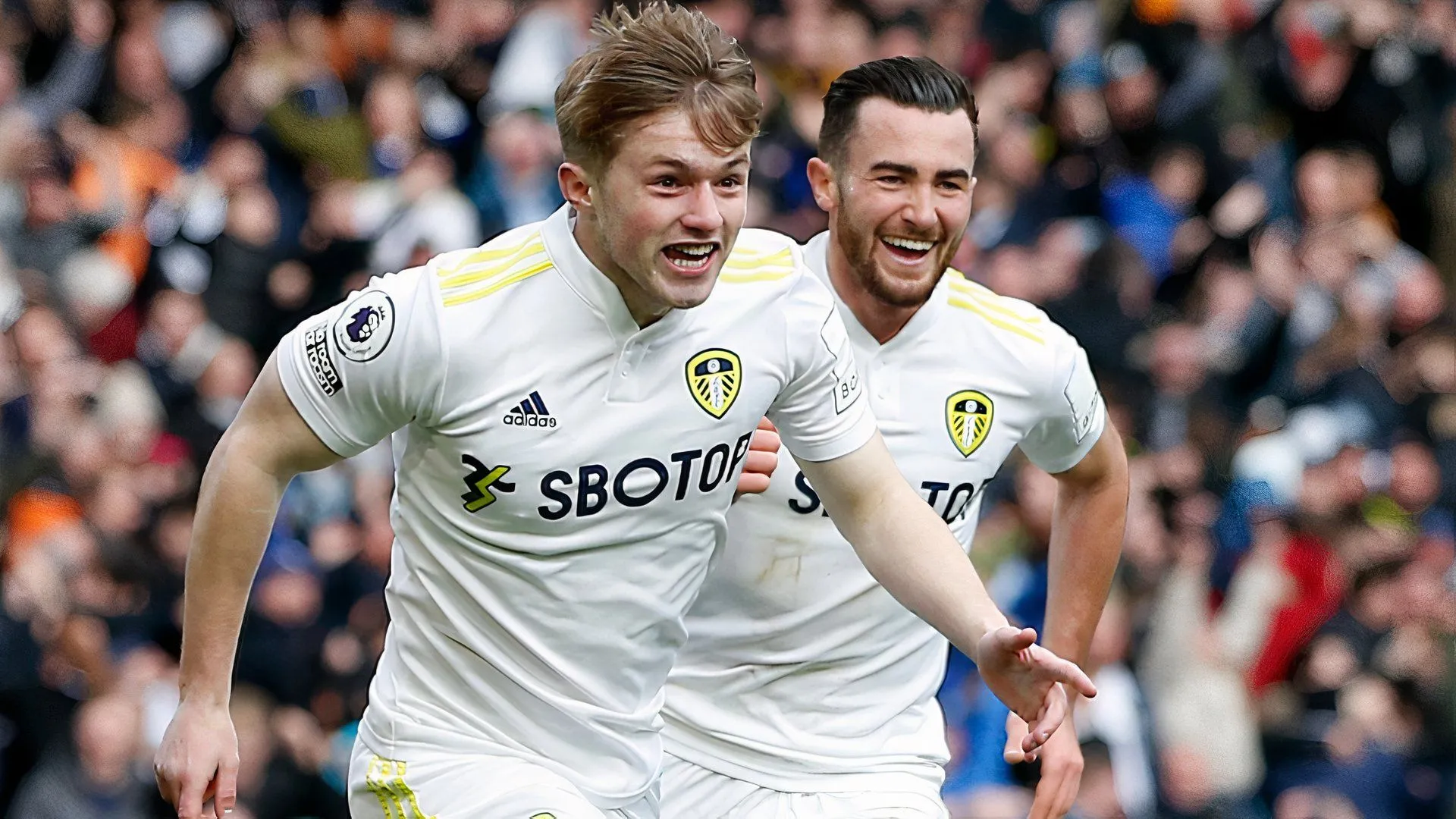 Joe Gelhardt ăn mừng bàn thắng cho Leeds United trong trận đấu với Norwich City, thể hiện khả năng săn bàn ấn tượng của cầu thủ.