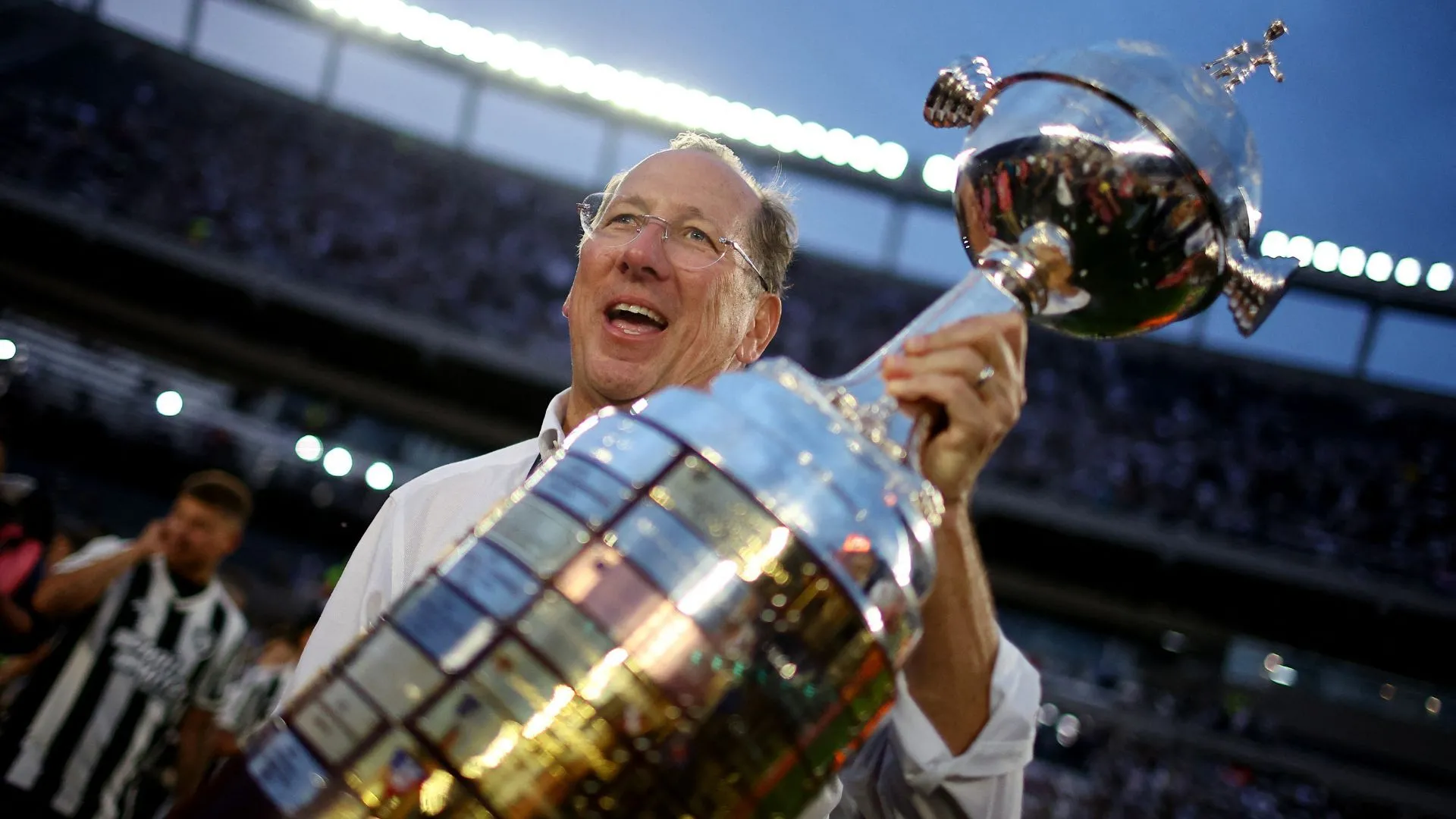 John Textor cùng chiếc cúp Copa Libertadores, biểu tượng cho thành công của các CLB Nam Mỹ mà ông sở hữu