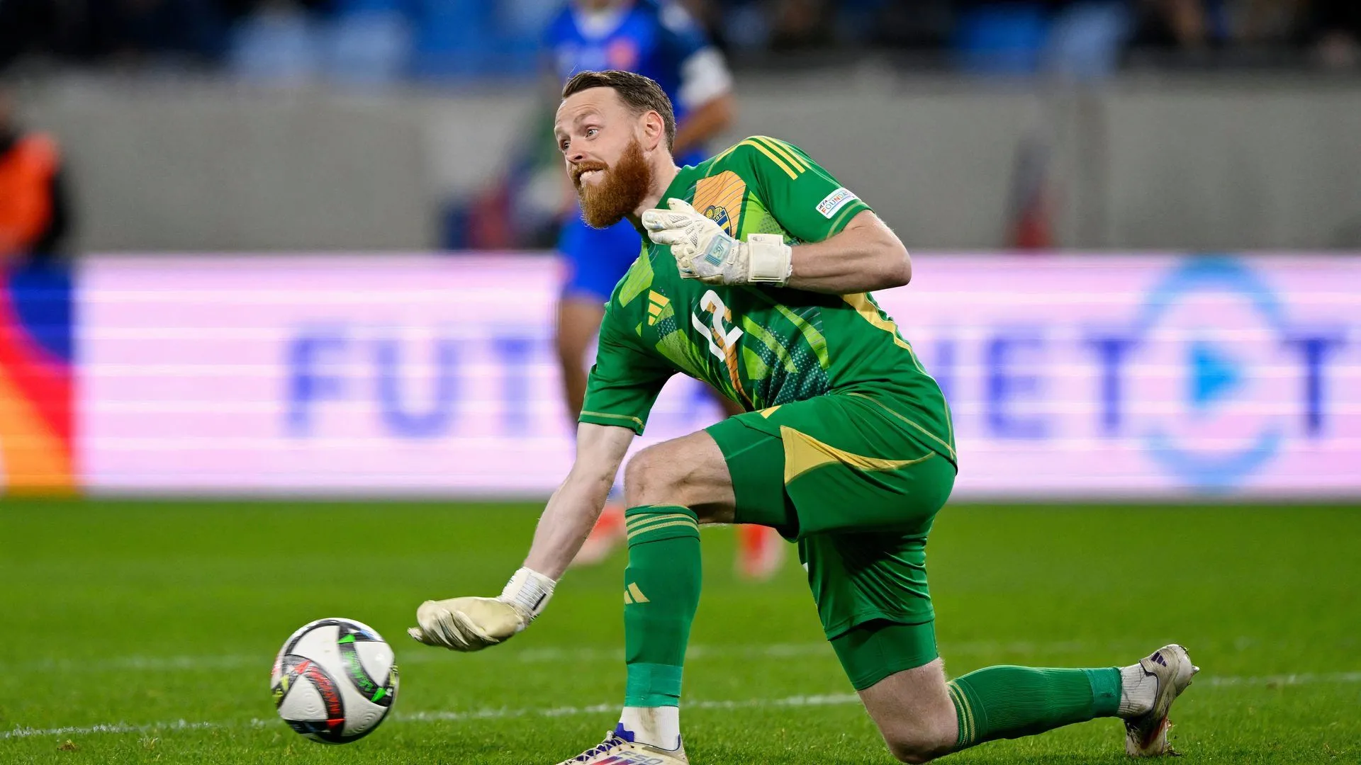 Thủ môn Viktor Johansson của Stoke City chuẩn bị thực hiện một pha cản phá, phản ánh sự chú ý từ các câu lạc bộ Premier League