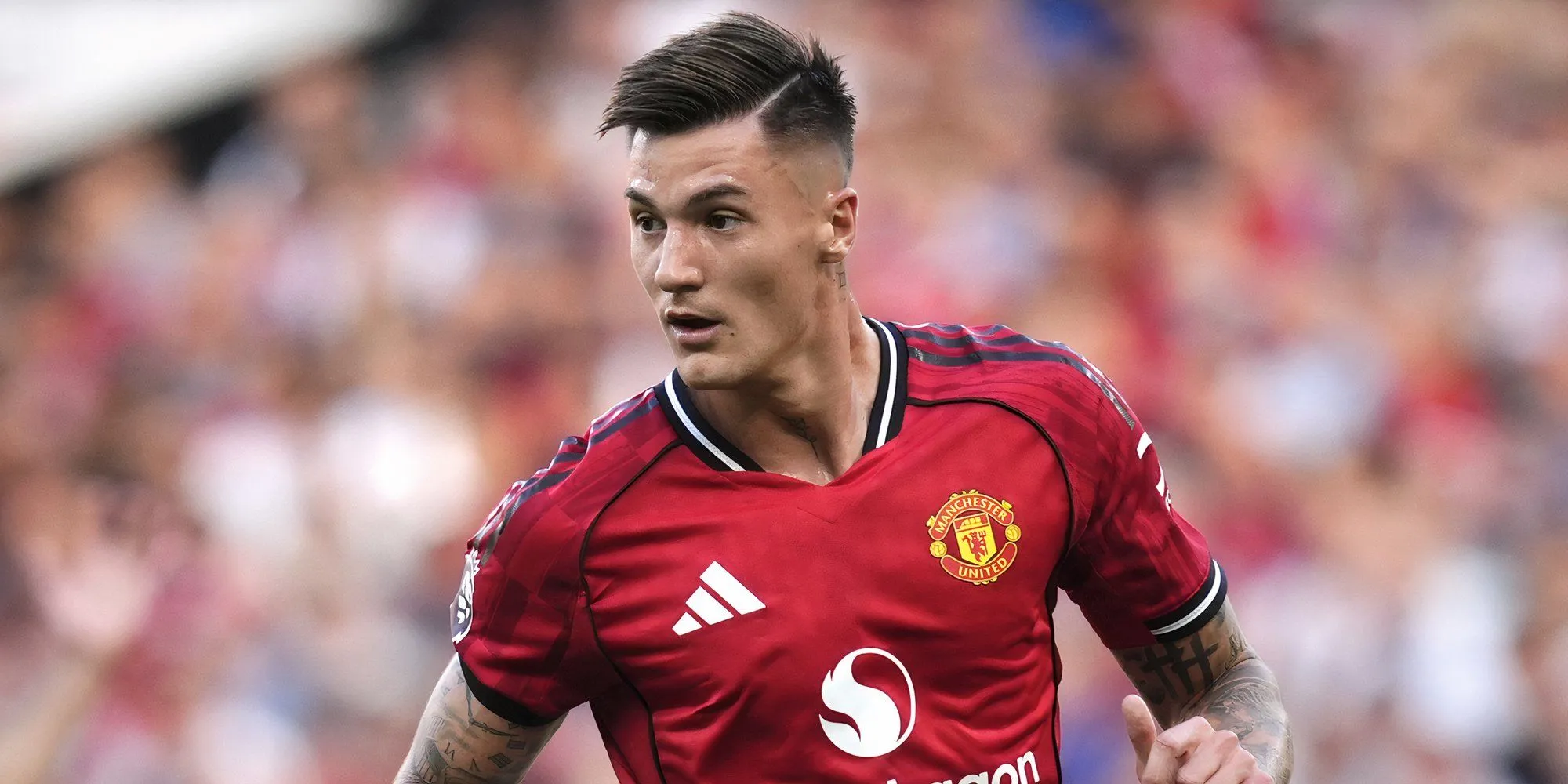 Tiền đạo Benjamin Sesko của Manchester United trong màu áo mới, chuẩn bị cho trận đấu đầu tiên ở Premier League.
