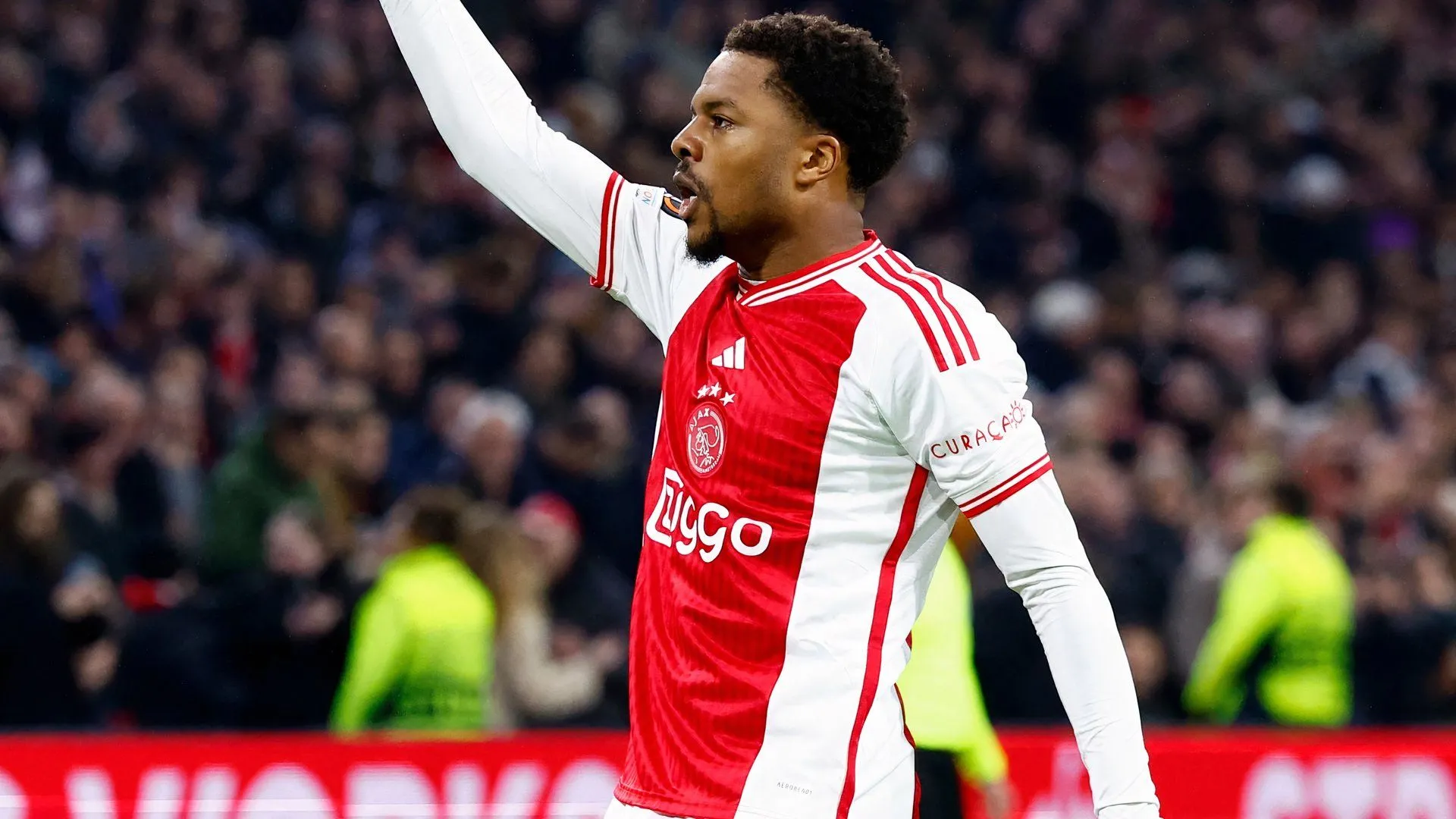 Tiền đạo Chuba Akpom của Ajax, mục tiêu tranh giành của Birmingham và Ipswich