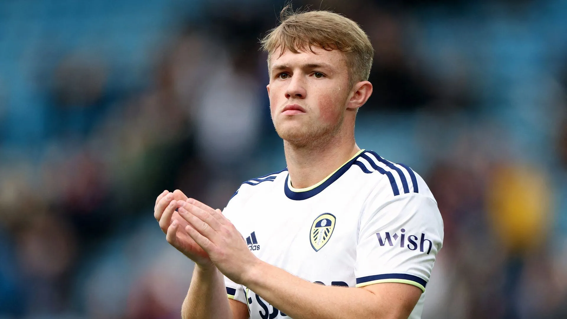 Tiền đạo Joe Gelhardt trong màu áo Leeds United, cầu thủ đang tiến gần đến việc tái hợp Hull City.