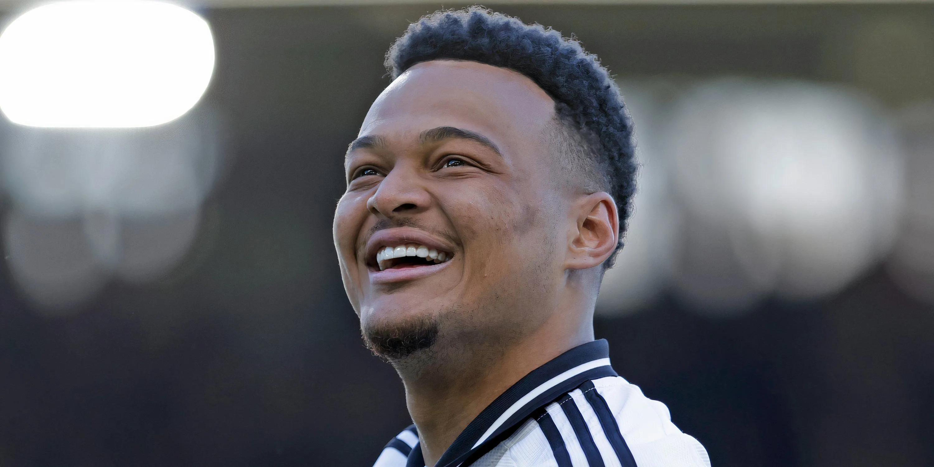 Tiền đạo Rodrigo Muniz của Fulham trong một pha bóng trên sân, thể hiện phong độ ấn tượng sau bàn thắng quyết định.
