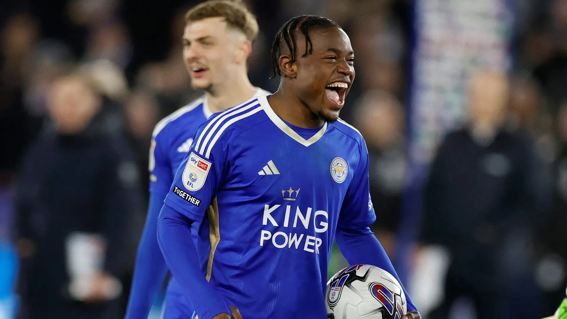 Tiền vệ cánh Abdul Fatawu của Leicester City tự tin trên sân King Power chuẩn bị cho mùa giải Ngoại hạng Anh