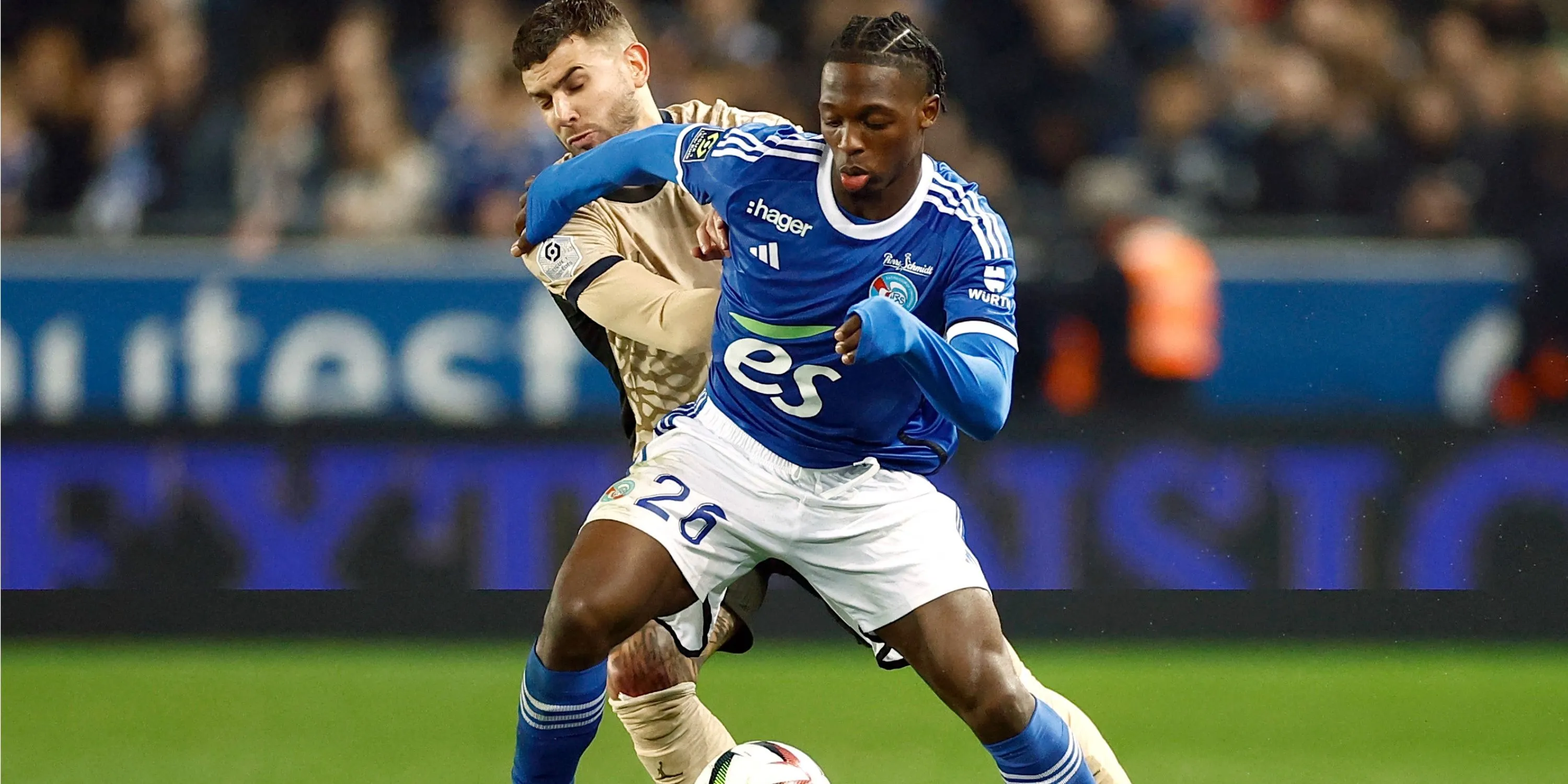 Tiền vệ Dilane Bakwa trong màu áo Strasbourg, mục tiêu chuyển nhượng của Leeds United