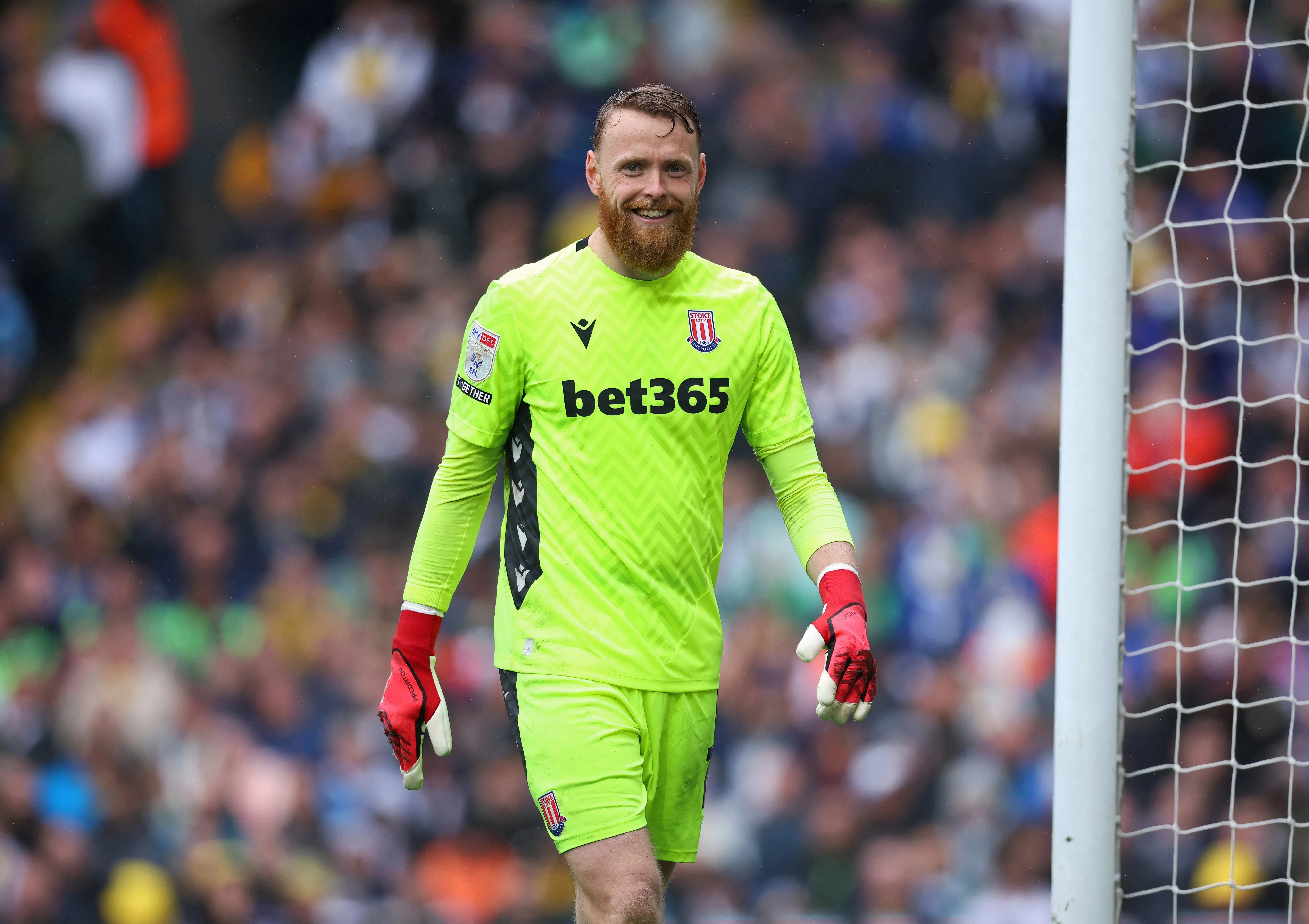 Viktor Johansson trong màu áo Stoke City trên sân cỏ, thể hiện sự quyết tâm giữ vững khung thành và tầm quan trọng của anh đối với đội bóng