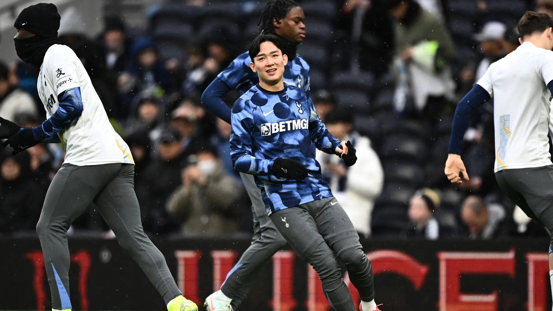 Yang Min-hyeok tập luyện cùng QPR trước trận đấu tại Championship