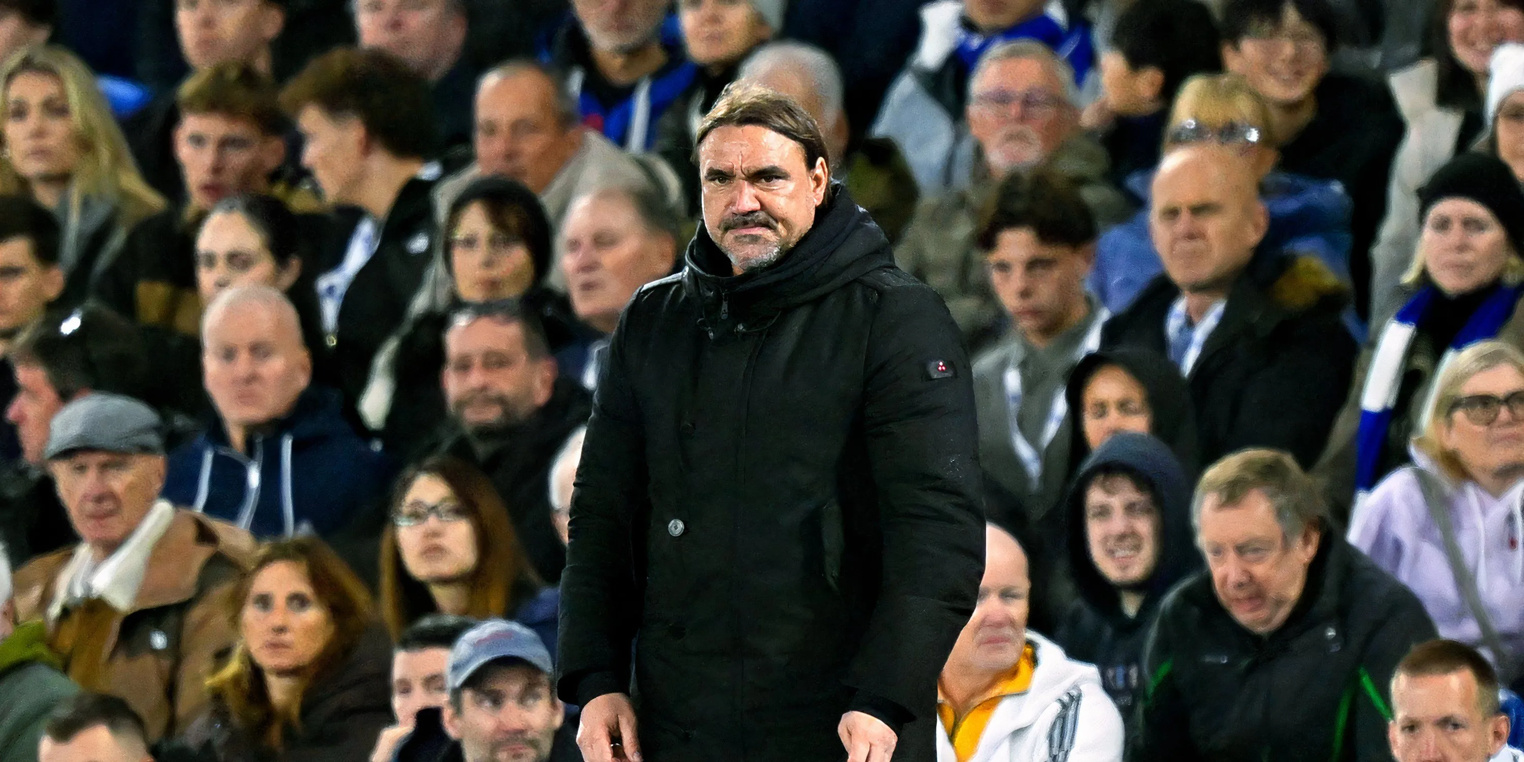 Daniel Farke trong một buổi tập luyện tại Elland Road, nơi ông đang tìm cách cứu vãn sự nghiệp tại Leeds United